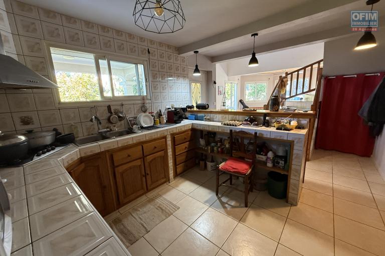 Grande propriété F8 en R+1 avec garage sur 1004 m² de terrain , située à 500 m d'altitude à 10 minutes de l'hyper centre d'Etang Salé Les Hauts, en impasse, avec vue océan imprenable.