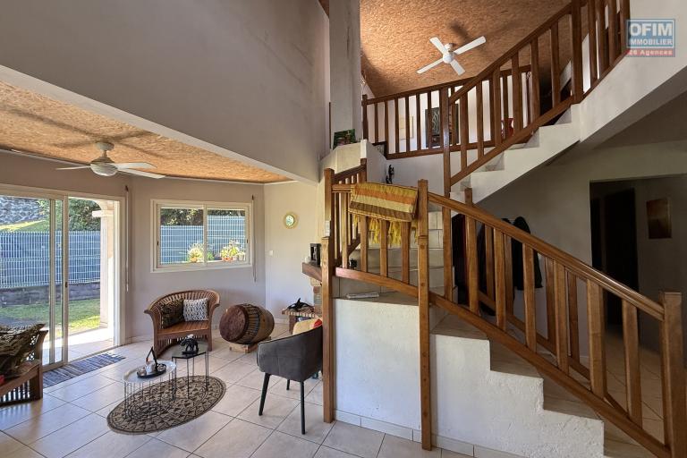 Grande propriété F8 en R+1 avec garage sur 1004 m² de terrain , située à 500 m d'altitude à 10 minutes de l'hyper centre d'Etang Salé Les Hauts, en impasse, avec vue océan imprenable.