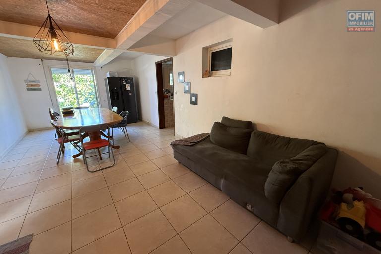 Grande propriété F8 en R+1 avec garage sur 1004 m² de terrain , située à 500 m d'altitude à 10 minutes de l'hyper centre d'Etang Salé Les Hauts, en impasse, avec vue océan imprenable.