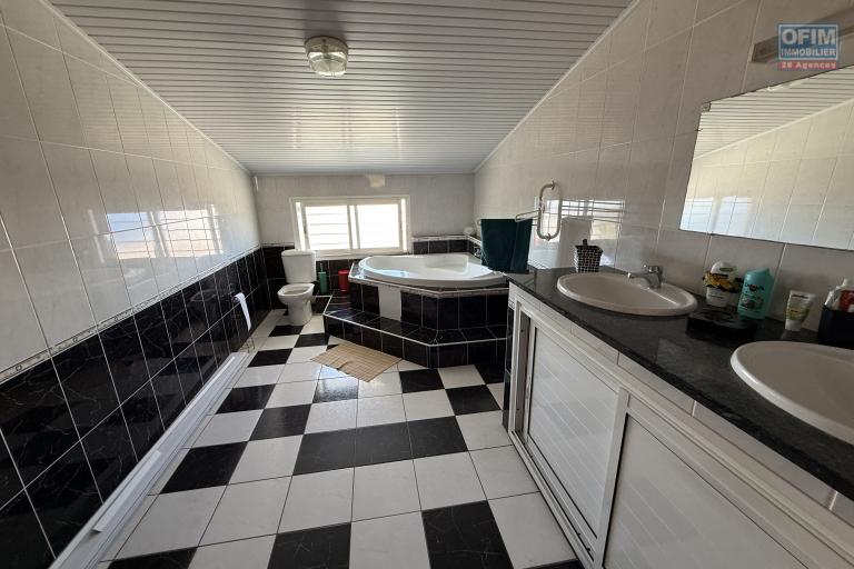 Grande propriété F8 en R+1 avec garage sur 1004 m² de terrain , située à 500 m d'altitude à 10 minutes de l'hyper centre d'Etang Salé Les Hauts, en impasse, avec vue océan imprenable.