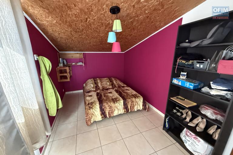 Grande propriété F8 en R+1 avec garage sur 1004 m² de terrain , située à 500 m d'altitude à 10 minutes de l'hyper centre d'Etang Salé Les Hauts, en impasse, avec vue océan imprenable.