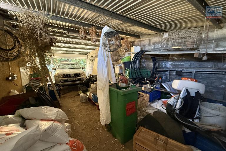 Grande propriété F8 en R+1 avec garage sur 1004 m² de terrain , située à 500 m d'altitude à 10 minutes de l'hyper centre d'Etang Salé Les Hauts, en impasse, avec vue océan imprenable.