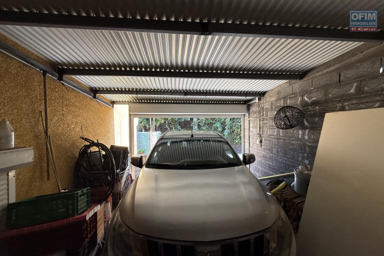 Grande propriété F8 en R+1 avec garage sur 1004 m² de terrain , située à 500 m d'altitude à 10 minutes de l'hyper centre d'Etang Salé Les Hauts, en impasse, avec vue océan imprenable.