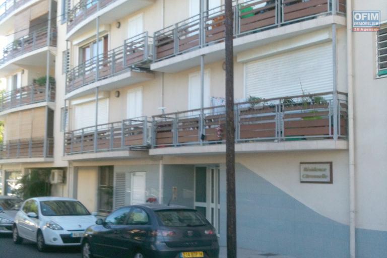 RARE - RESIDENCE DE BON STANDING CENTRE VILLE LE PORT APPARTEMENT T2+V RENOVE - IDEAL INVESTISSEMENT OU 1° ACHAT