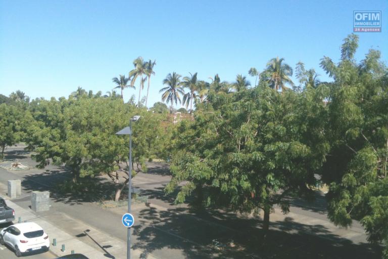 RARE - RESIDENCE DE BON STANDING CENTRE VILLE LE PORT APPARTEMENT T2+V RENOVE - IDEAL INVESTISSEMENT OU 1° ACHAT