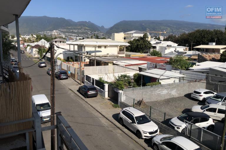 RARE - RESIDENCE DE BON STANDING CENTRE VILLE LE PORT APPARTEMENT T2+V RENOVE - IDEAL INVESTISSEMENT OU 1° ACHAT