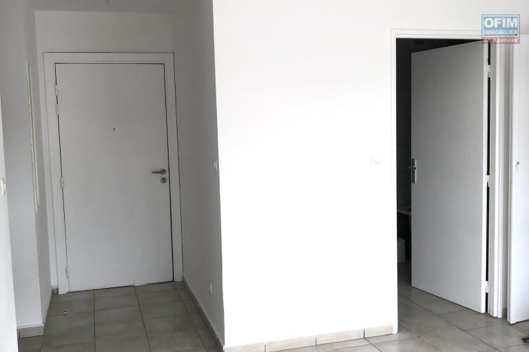 RARE - RESIDENCE DE BON STANDING CENTRE VILLE LE PORT APPARTEMENT T2+V RENOVE - IDEAL INVESTISSEMENT OU 1° ACHAT