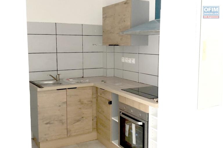 RARE - RESIDENCE DE BON STANDING CENTRE VILLE LE PORT APPARTEMENT T2+V RENOVE - IDEAL INVESTISSEMENT OU 1° ACHAT