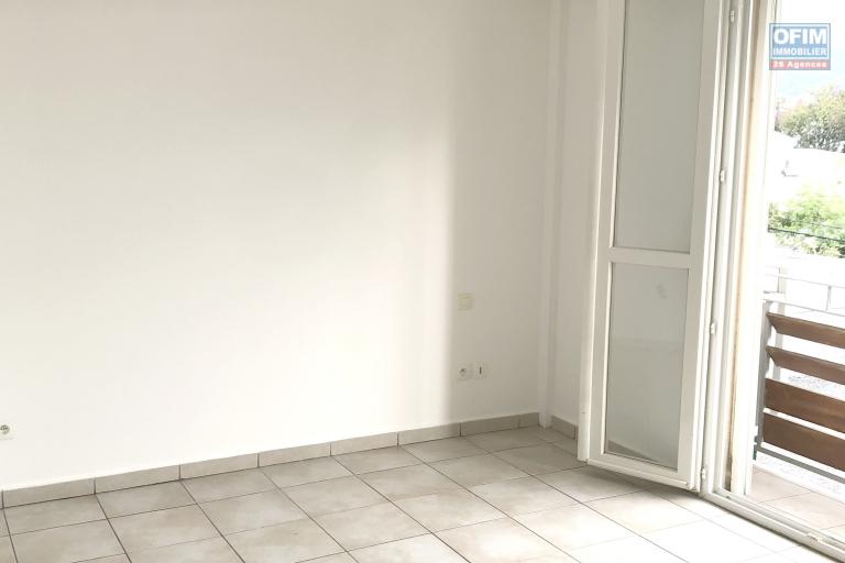 RARE - RESIDENCE DE BON STANDING CENTRE VILLE LE PORT APPARTEMENT T2+V RENOVE - IDEAL INVESTISSEMENT OU 1° ACHAT