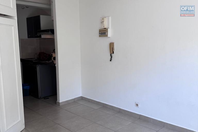 A louer un appartement de type F1 sur la résidence JULIETTE DODU à Saint Denis centre.