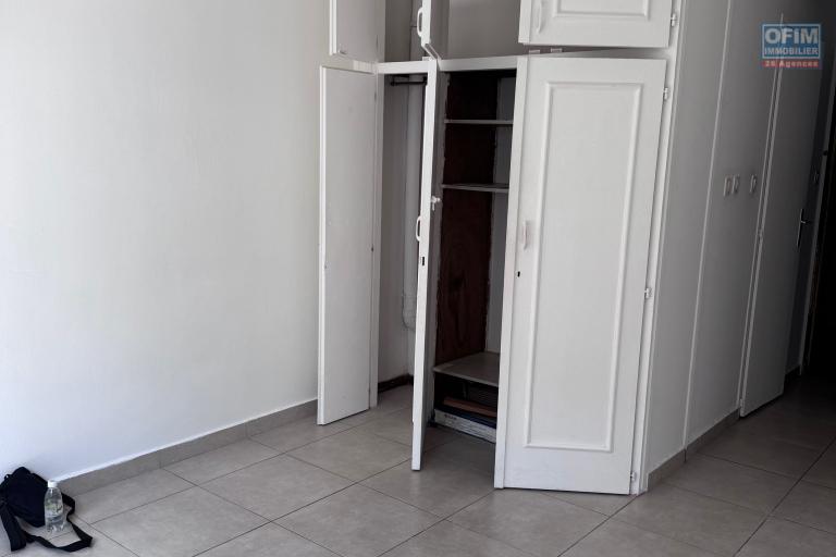 A louer un appartement de type F1 sur la résidence JULIETTE DODU à Saint Denis centre.