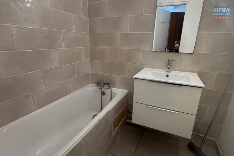 A louer un appartement de type F1 sur la résidence JULIETTE DODU à Saint Denis centre.