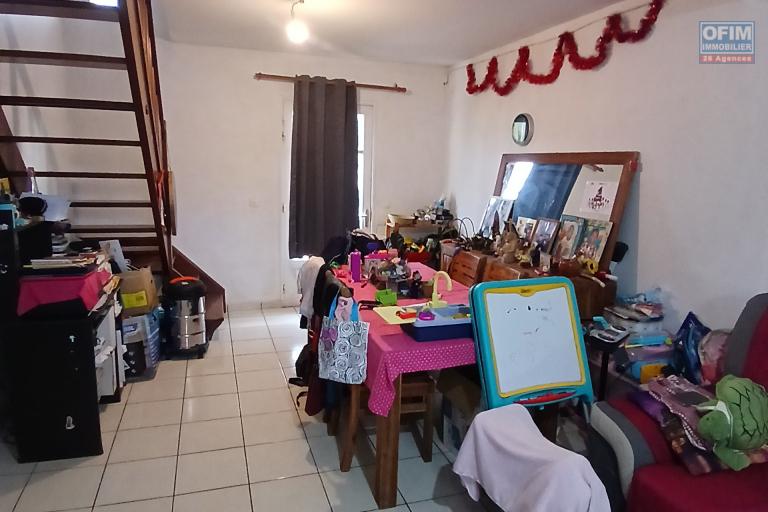 A LOUER Maison à étage de type F3 NON MEUBLEE avec cour sur Saint-Gilles Les Hauts à 784,00 euros !!