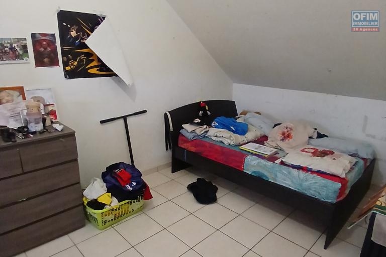 A LOUER Maison à étage de type F3 NON MEUBLEE avec cour sur Saint-Gilles Les Hauts à 784,00 euros !!