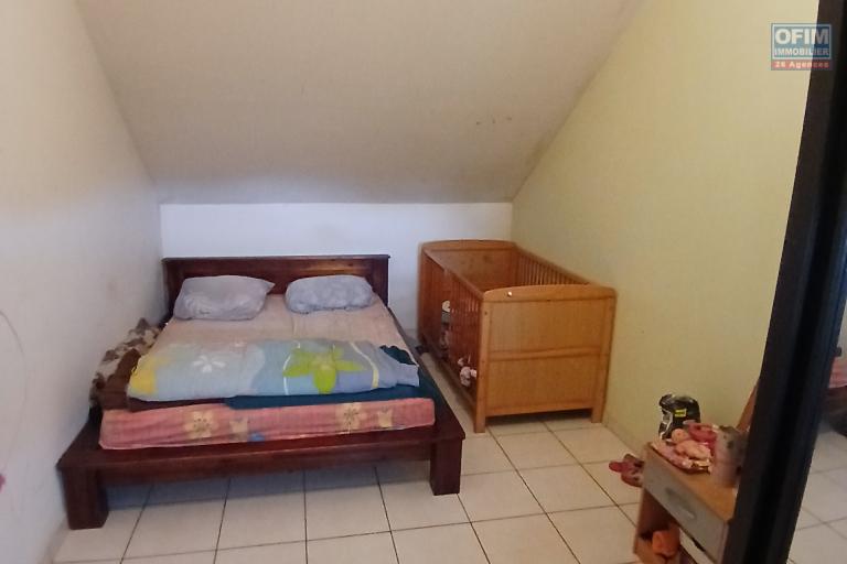 A LOUER Maison à étage de type F3 NON MEUBLEE avec cour sur Saint-Gilles Les Hauts à 784,00 euros !!