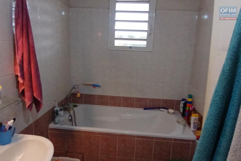 A LOUER Maison à étage de type F3 NON MEUBLEE avec cour sur Saint-Gilles Les Hauts à 784,00 euros !!
