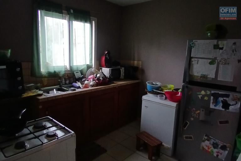 A LOUER Maison à étage de type F3 NON MEUBLEE avec cour sur Saint-Gilles Les Hauts à 784,00 euros !!