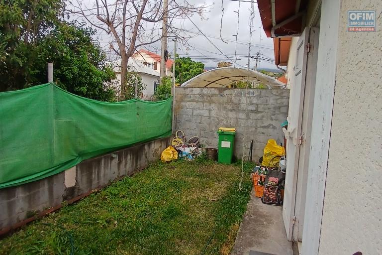A LOUER Maison à étage de type F3 NON MEUBLEE avec cour sur Saint-Gilles Les Hauts à 784,00 euros !!
