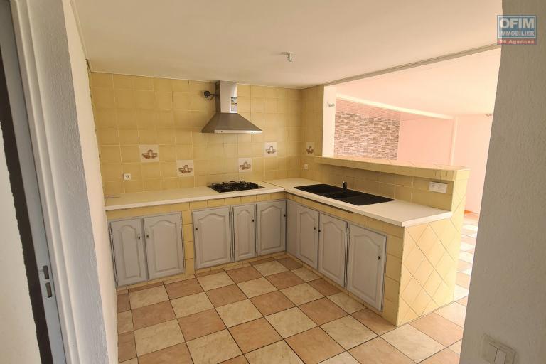 PETITE MAISON AVEC JARDIN, 2 CHAMBRES, PROXIMITÉ CHAMP BORNE