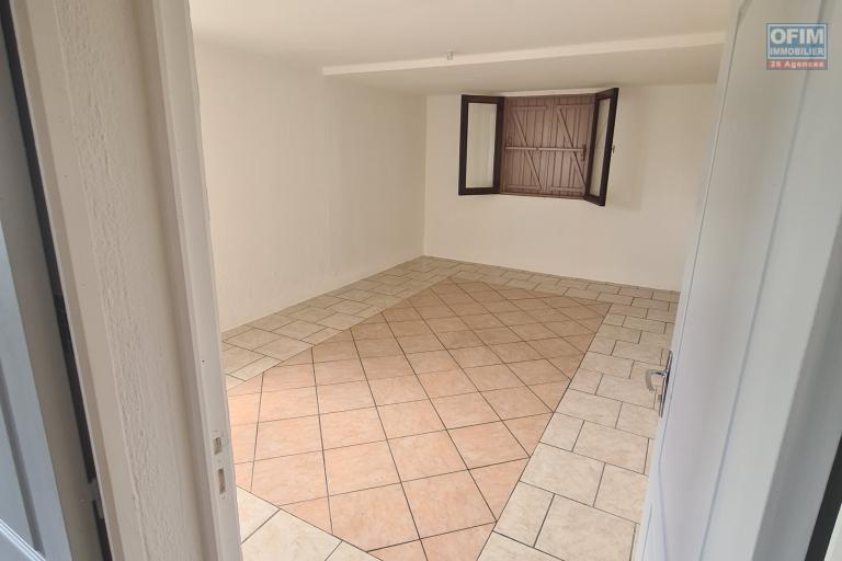 PETITE MAISON AVEC JARDIN, 2 CHAMBRES, PROXIMITÉ CHAMP BORNE