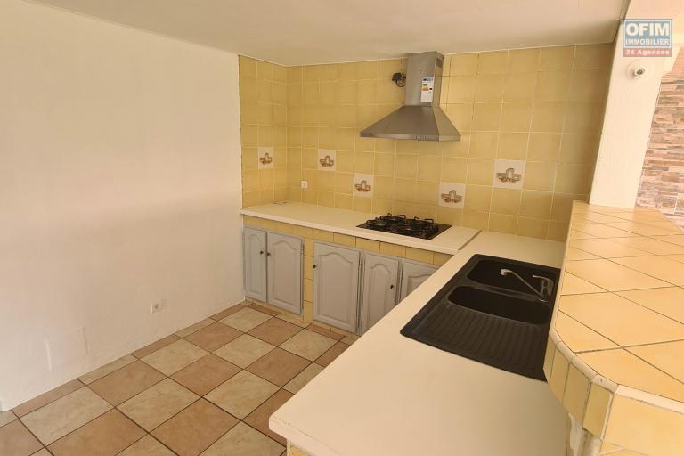 PETITE MAISON AVEC JARDIN, 2 CHAMBRES, PROXIMITÉ CHAMP BORNE