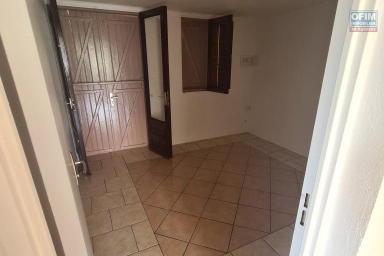 PETITE MAISON AVEC JARDIN, 2 CHAMBRES, PROXIMITÉ CHAMP BORNE
