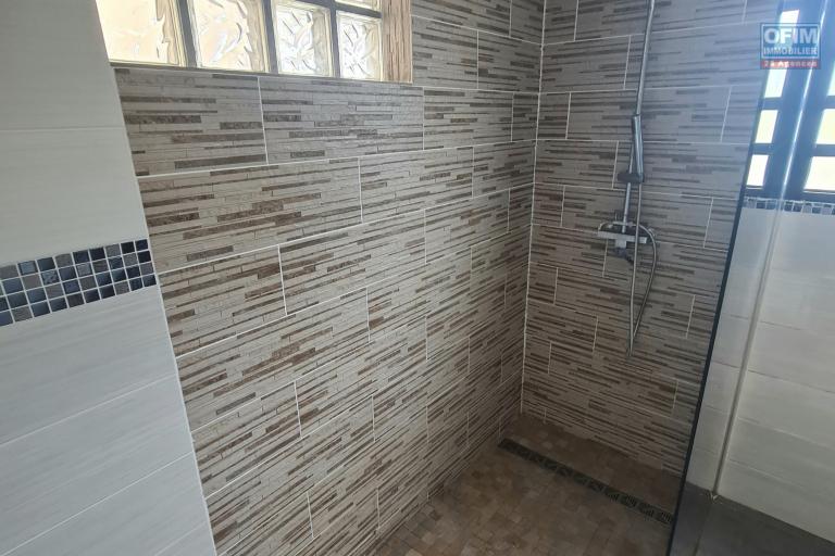 PETITE MAISON AVEC JARDIN, 2 CHAMBRES, PROXIMITÉ CHAMP BORNE