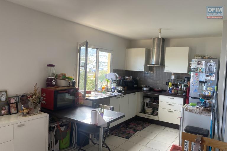 A vendre appartement T3 duplex avec belle vue ville, montagne et mer.