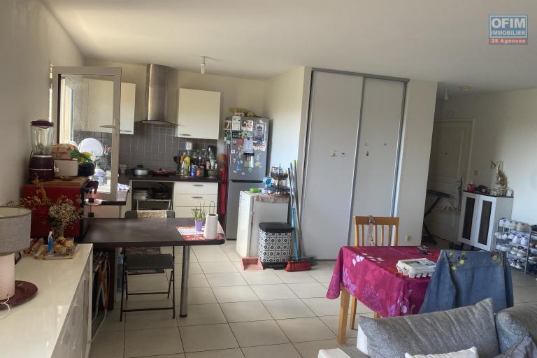 A vendre beau duplex T3 avec varangue- Dernier &eacute;tage- Vue sur la ville, mer et montagne.