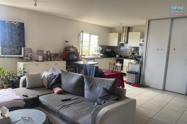 A vendre appartement T3 duplex avec belle vue ville, montagne et mer.