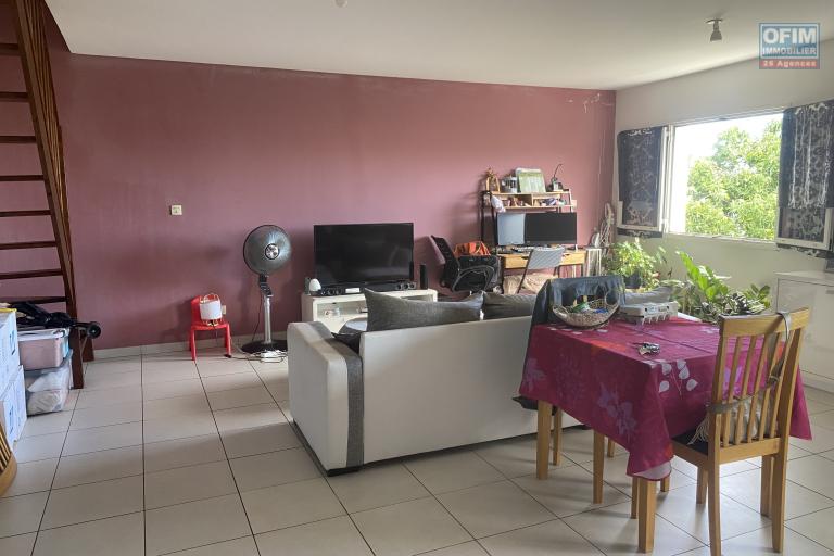 A vendre beau duplex T3 avec varangue- Dernier &eacute;tage- Vue sur la ville, mer et montagne.