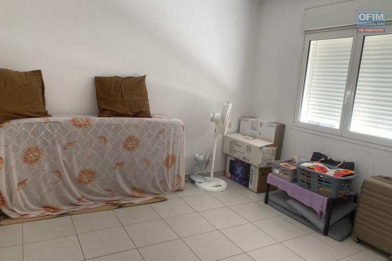 A vendre beau duplex T3 avec varangue- Dernier &eacute;tage- Vue sur la ville, mer et montagne.