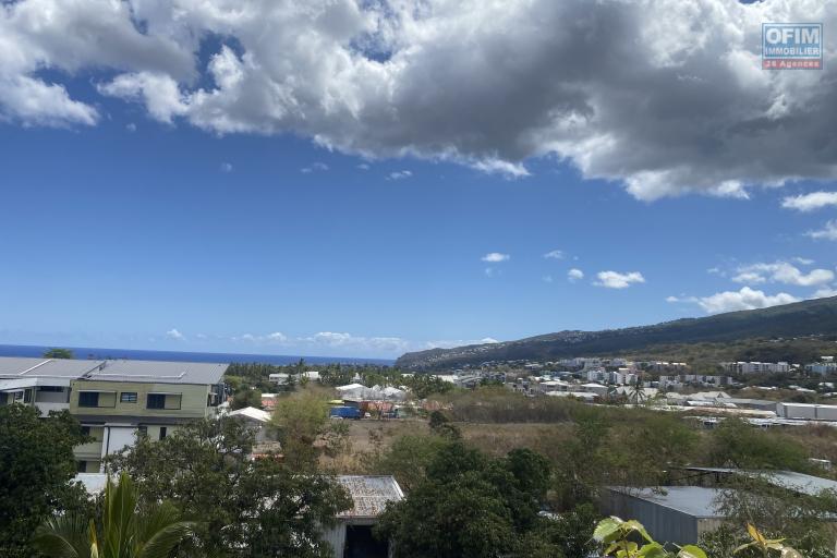 A vendre appartement T3 duplex avec belle vue ville, montagne et mer.