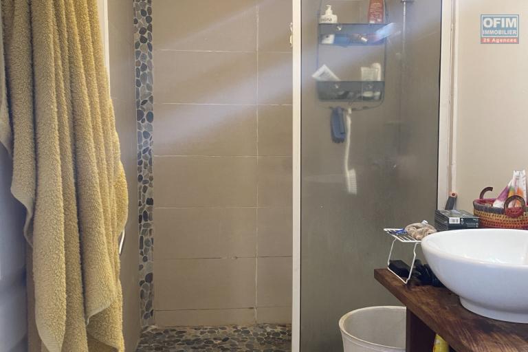 A vendre beau duplex T3 avec varangue- Dernier &eacute;tage- Vue sur la ville, mer et montagne.