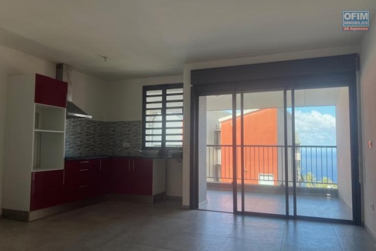 A louer villa mitoyenne de ville de type F4 avec garage dans une résidence sécurisée proche lycée des AVIRONS