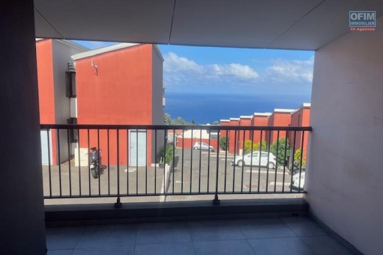 A louer villa mitoyenne de ville de type F4 avec garage dans une résidence sécurisée proche lycée des AVIRONS