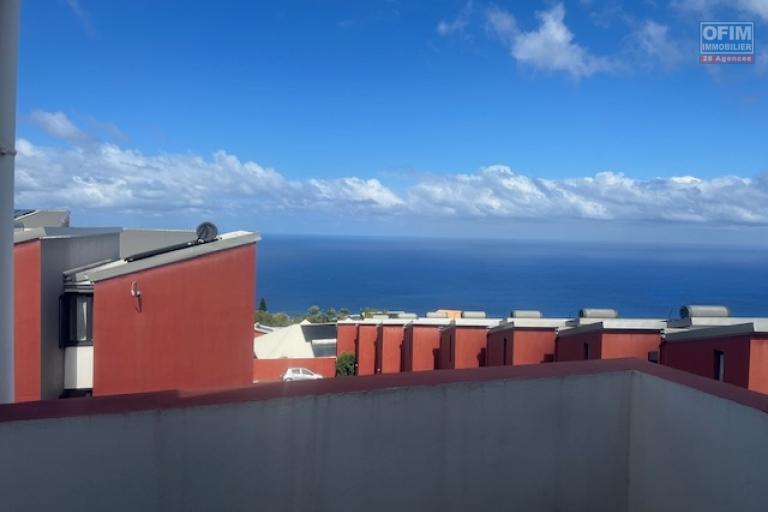 A louer villa mitoyenne de ville de type F4 avec garage dans une résidence sécurisée proche lycée des AVIRONS