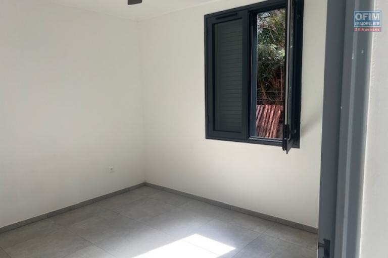 A louer villa mitoyenne de ville de type F4 avec garage dans une résidence sécurisée proche lycée des AVIRONS