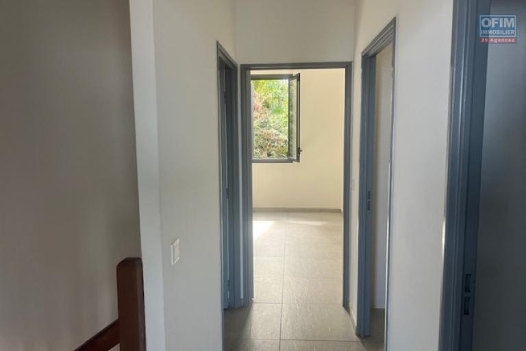 A louer villa mitoyenne de ville de type F4 avec garage dans une résidence sécurisée proche lycée des AVIRONS