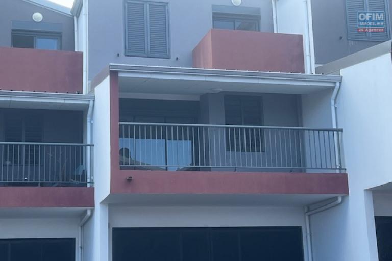 A louer villa mitoyenne de ville de type F4 avec garage dans une résidence sécurisée proche lycée des AVIRONS