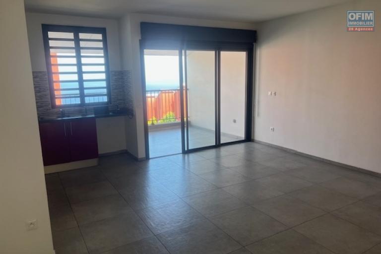 A louer villa mitoyenne de ville de type F4 avec garage dans une résidence sécurisée proche lycée des AVIRONS