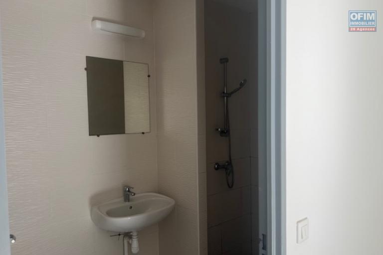 A louer villa mitoyenne de ville de type F4 avec garage dans une résidence sécurisée proche lycée des AVIRONS