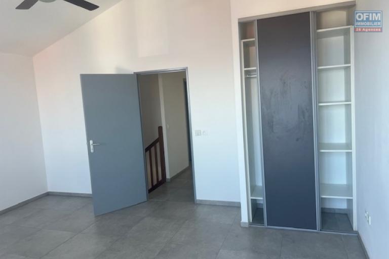 A louer villa mitoyenne de ville de type F4 avec garage dans une résidence sécurisée proche lycée des AVIRONS