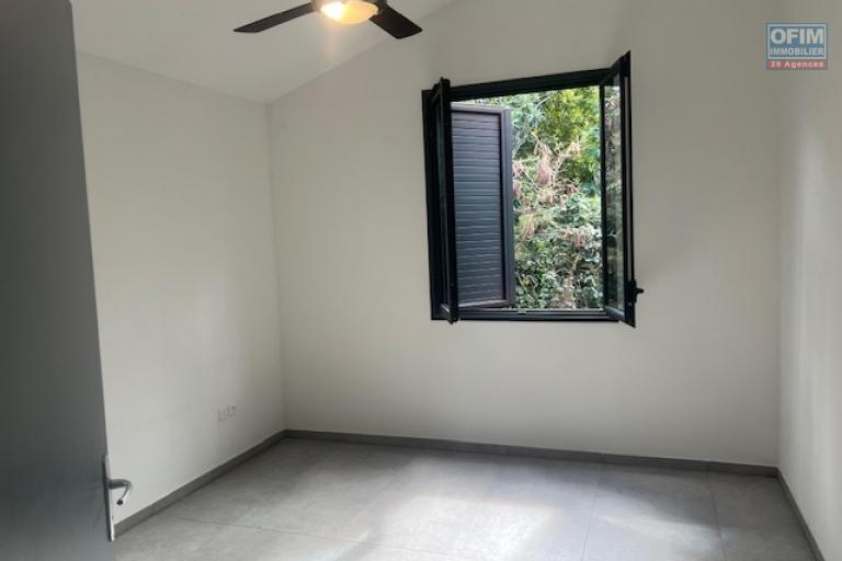 A louer villa mitoyenne de ville de type F4 avec garage dans une résidence sécurisée proche lycée des AVIRONS