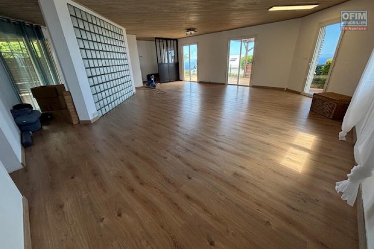 Belle maison à louer à La Montagne Quartier Colorado, vue mer, à proximité du collège, du parc et du golf