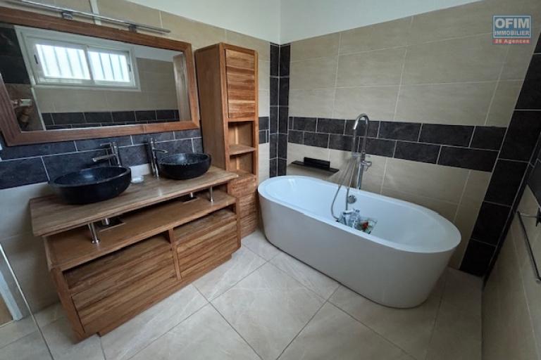 Belle maison à louer à La Montagne Quartier Colorado, vue mer, à proximité du collège, du parc et du golf