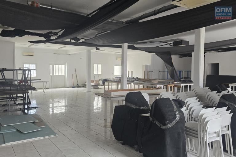 À LOUER À SAINTE-CLOTILDE LOCAL COMMERCIAL 260 M2