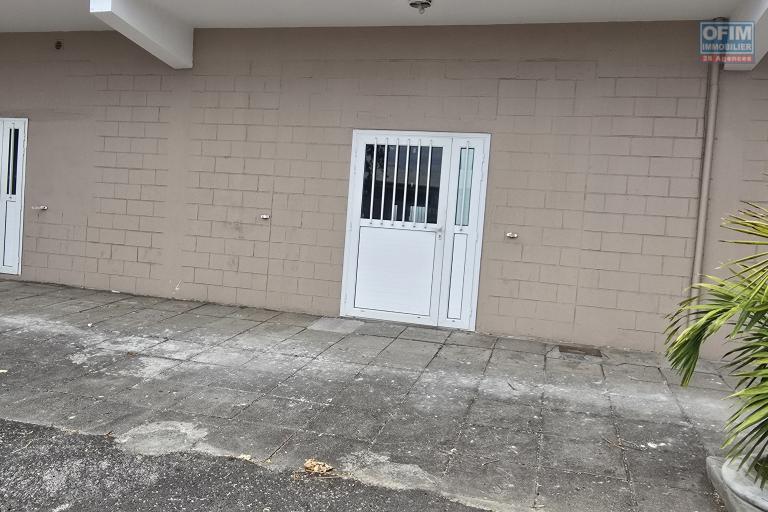 À LOUER À SAINTE-CLOTILDE LOCAL COMMERCIAL 260 M2