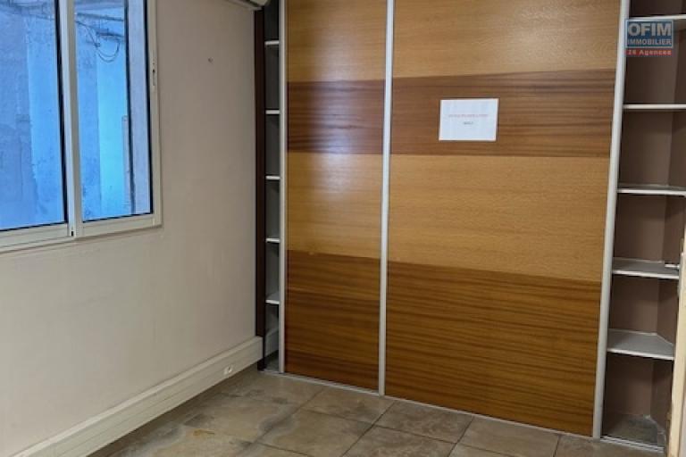 Beau Local Professionnel 200m2 Terre-Sainte