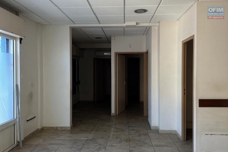 Beau Local Professionnel 200m2 Terre-Sainte